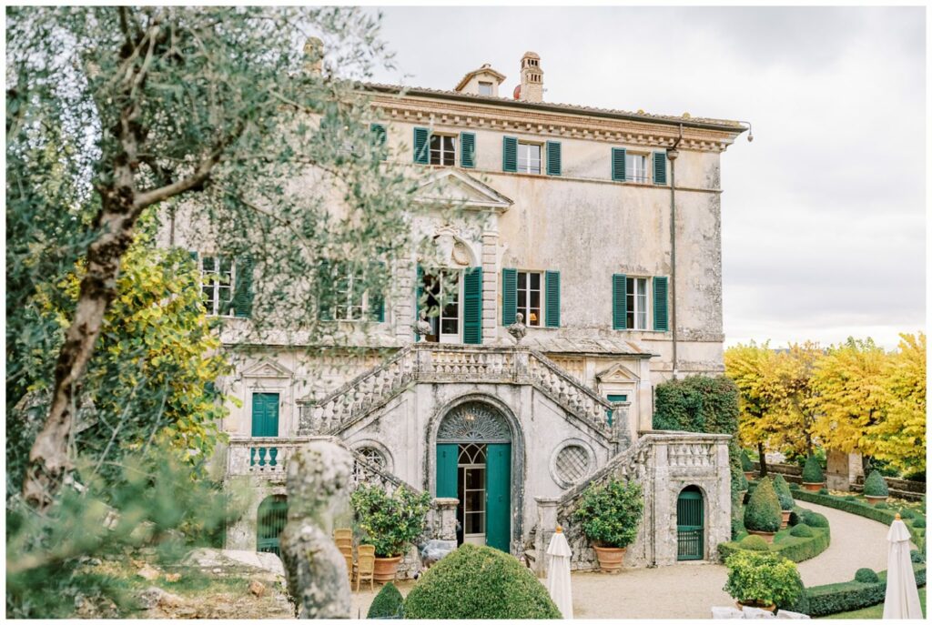 Exterior view of Villa Cetinale, a 17th-century Baroque wedding venue in Tuscany surrounded by gardens.